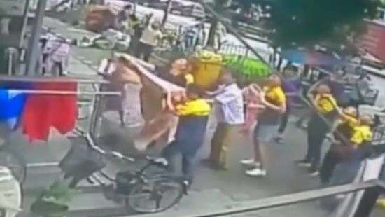 В Китае случайные прохожие поймали выпавшего с пятого этажа мальчика (ВИДЕО)