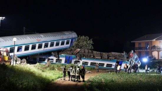 В Италии поезд перевернулся от столкновения с грузовиком: есть погибшие и много раненых