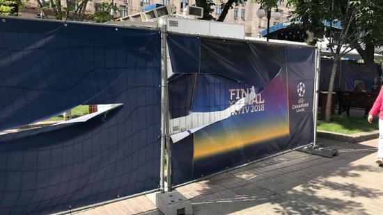 В центре Киева вандалы изрезали баннеры к финалу Лиги чемпионов (ФОТО)