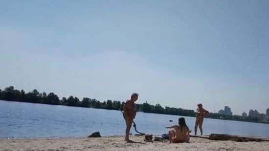 На оболонском пляже в Киеве пенсионерка с палкой набросилась на девушек (ВИДЕО)