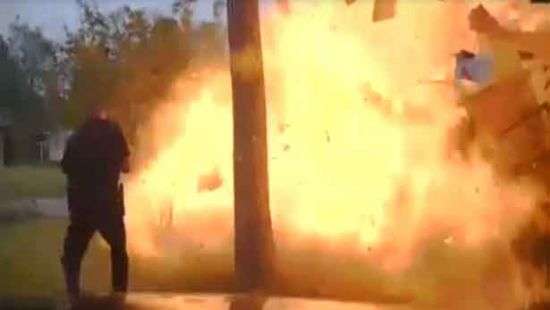 Момент взрыва дома, в который влетел джип, попал на ВИДЕО