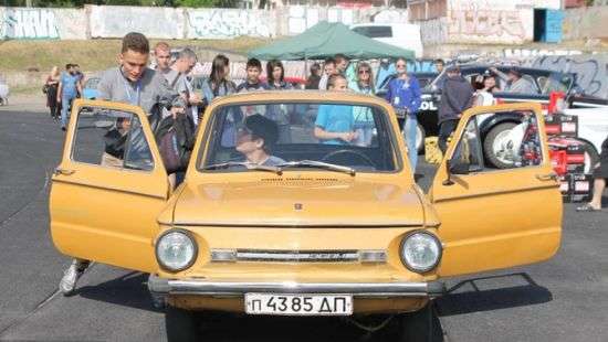 В Украине поставили рекорд вместимости «Запорожца» - ВИДЕО