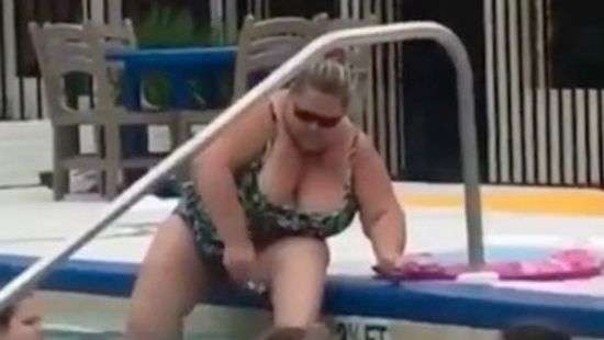 В Флориде беззаботная туристка побрила ноги прямо в бассейне отеля (ФОТО/ВИДЕО)