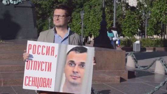 В центре Москвы задержали российского режиссера за пикет в поддержку Сенцова (ВИДЕО)