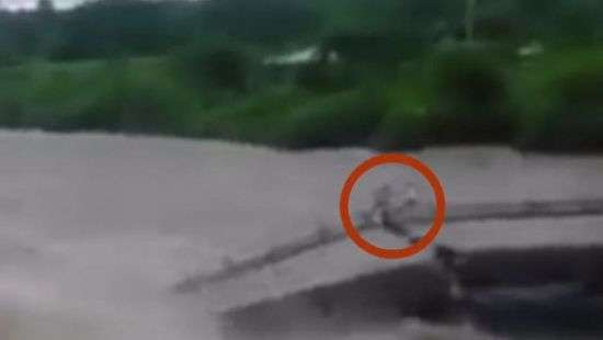 Обвалившийся мост чуть не погубил двух человек на Кубе - ВИДЕО