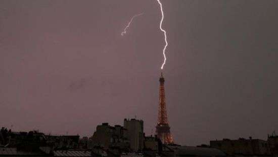 Удар молнии в Эйфелеву башню попал на ВИДЕО