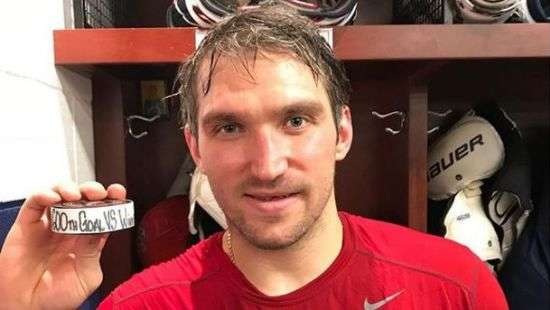 Звезда российского хоккея получил в лицо шайбой