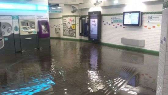 В Париже ливень затопил  улицы и метро (ВИДЕО)