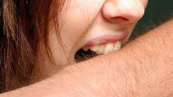 В Луцке пьяная «драйверша» покусала полицейского