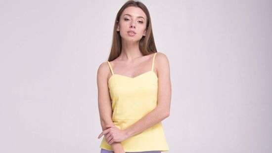 Дизайнеры назвали самые удачные фасоны летних блузок