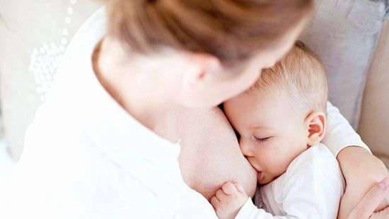 Изобретена уникальная футболка для публичного кормления грудью (ФОТО)