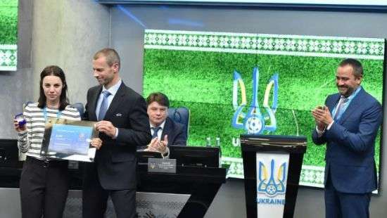 УЕФА наградил орденом украинского тренера