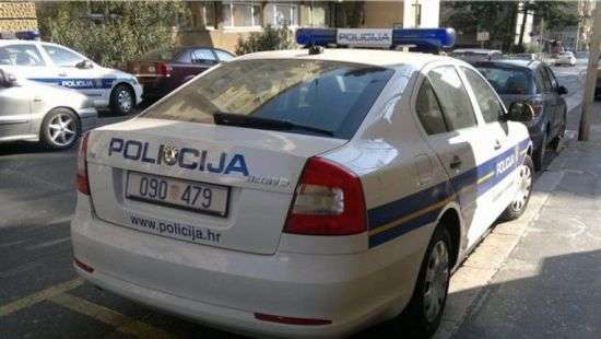 В Хорватии полицейские обстреляли фургон с мигрантами и ранили детей