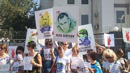 У Сенцова из-за голодовки начали выпадать зубы