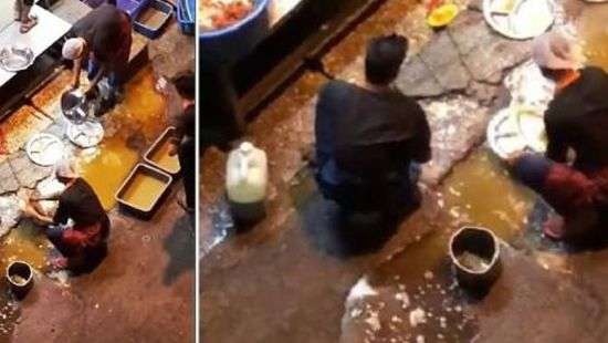 В Малайзии работники ресторана помыли посуду в луже - ВИДЕО