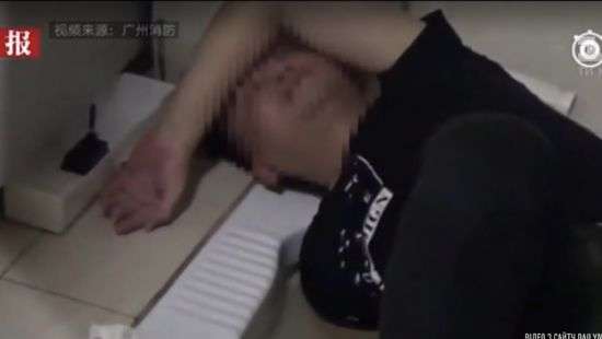 В Китае мужчина застрял в туалете пытаясь поймать телефон (ВИДЕО)