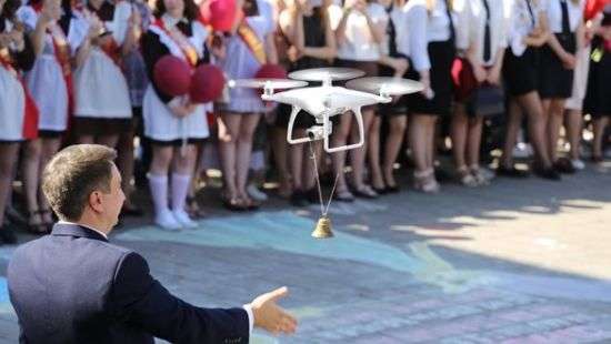 В Беларуси на последнем звонке использовали дрон вместо первоклассницы с колокольчиком