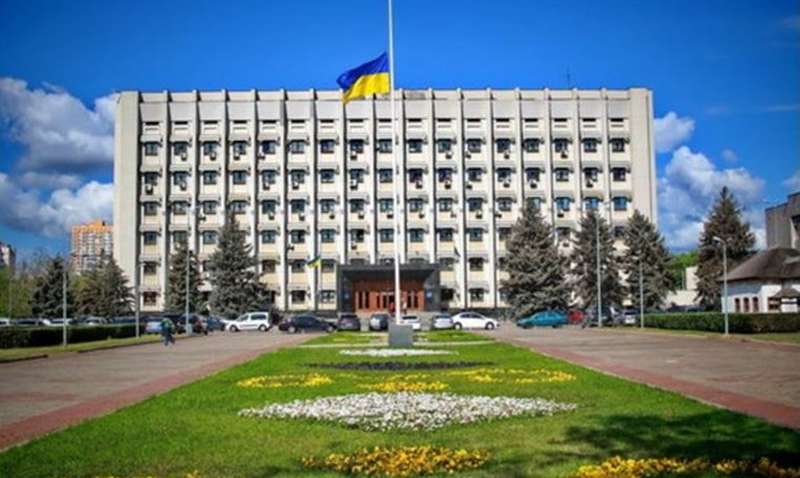 Разбитые стекла, поочередное блокирование трибун: сессия Одесского облсовета прошла со скандалами