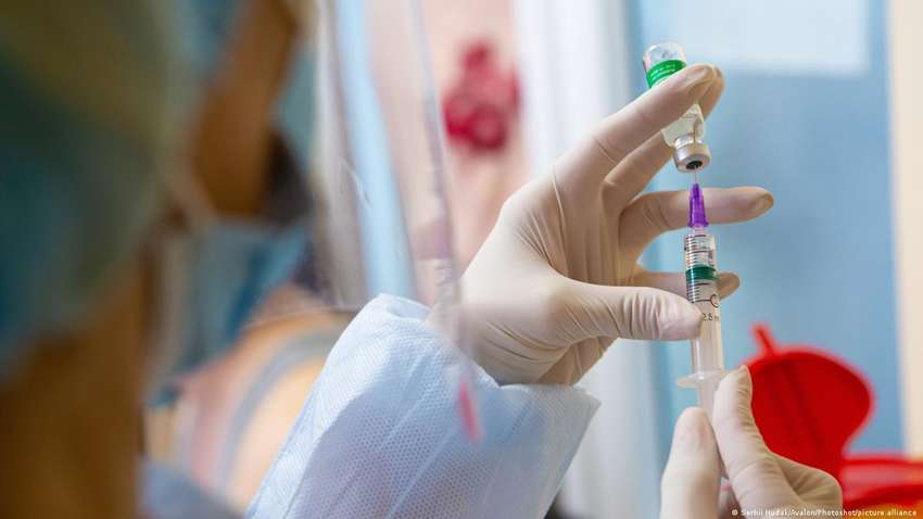 Щотижня в Україні від COVID–19 вмирає майже 100 людей, а рівень вакцинації - упав до мізерної позначки,-МОЗ