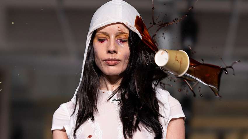 На тижні моди в Італії моделей масово закидали сміттям: що стало причиною На тижні моди в Італії моделей масово закидали сміттям: що стало причиною