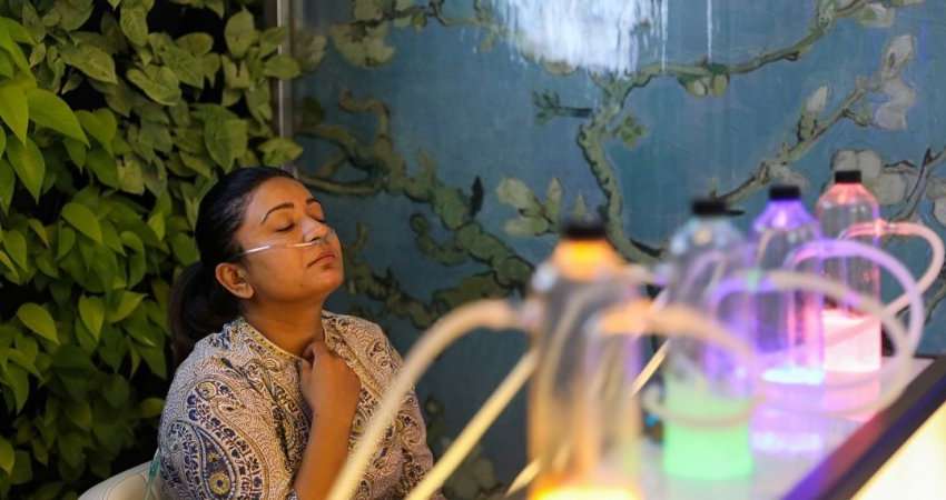 Подихати чистим повітрям: в Індії відкрили кисневий бар