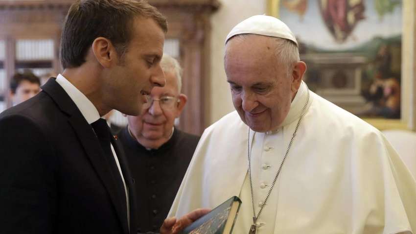 В Польше предполагают, что Макрон мог подарить Папе Римскому похищенную книгу из Львова В Польше предполагают, что Макрон мог подарить Папе Римскому похищенную книгу из Львова