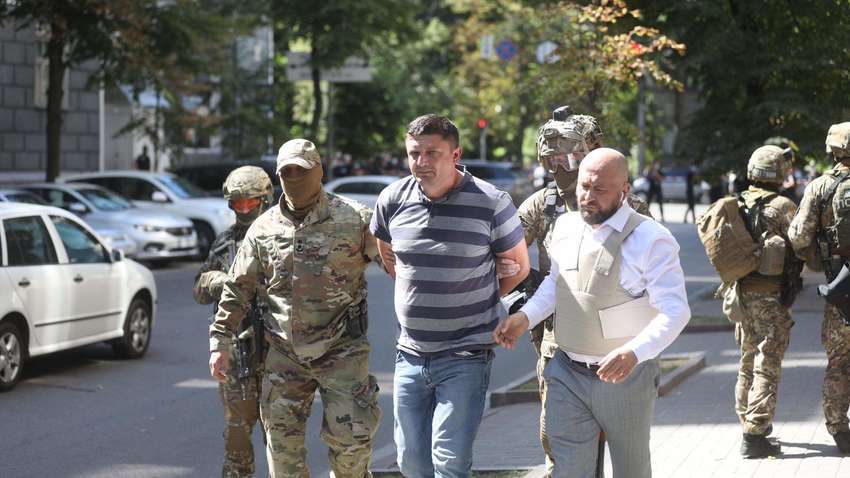 Показали, як затримувала ветерана АТО, який хотів підірвати Кабмін (ВІДЕО) Показали, як затримувала ветерана АТО, який хотів підірвати Кабмін (ВІДЕО)