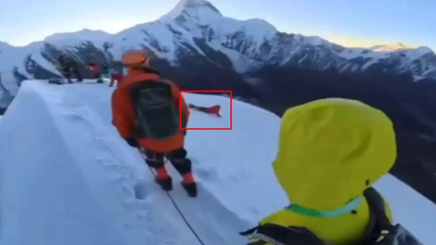 Трагедія в Китаї: турист загинув при спробі зробити селфі на небезпечному піку (ВІДЕО)