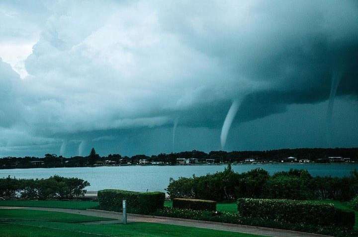 Рідкісне явище: в Австралії одночасно виникли п'ять водяних смерчів (відео) Рідкісне явище: в Австралії одночасно виникли п'ять водяних смерчів (відео)