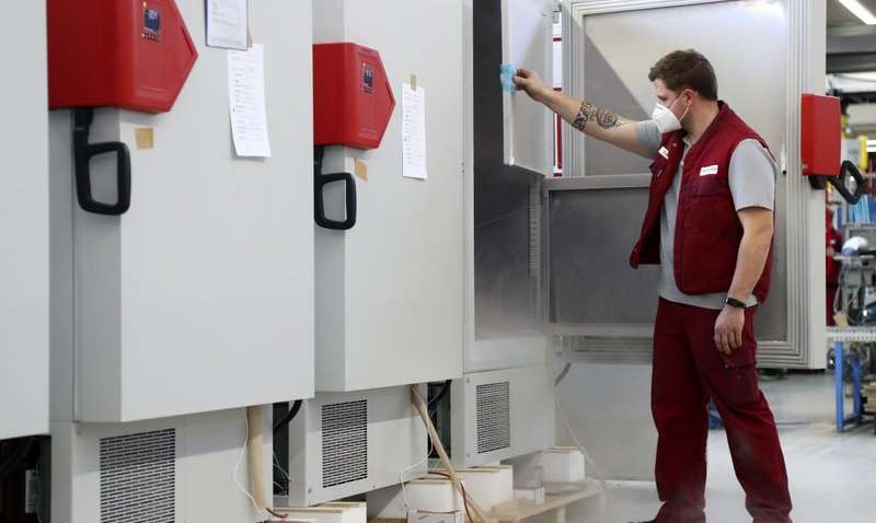 Німеччина починає масову вакцинацію: на заводах виробляють "морозильники" для вакцин