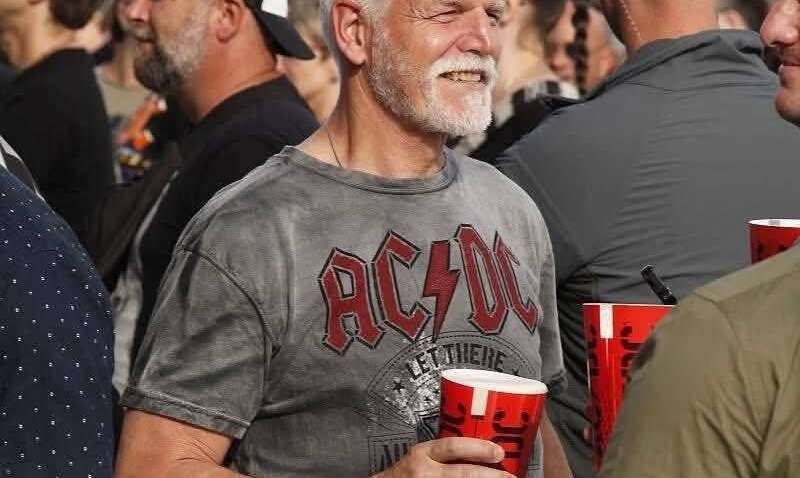 Президент Чехии засветился на концерте AC/DC Президент Чехии засветился на концерте AC/DC