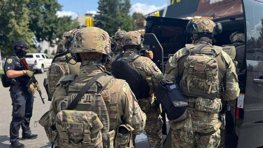 В Черкассах мужчина захватил McDonald's и устроил стрельбу: детали В Черкассах мужчина захватил McDonald's и устроил стрельбу: детали