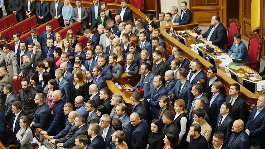 «Пляма, що потемніла в умовах війни»: зі Слуги народу хочуть виключити друга президента