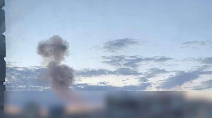 В Киеве с утра взрывы – над столицей черный дым: что известно