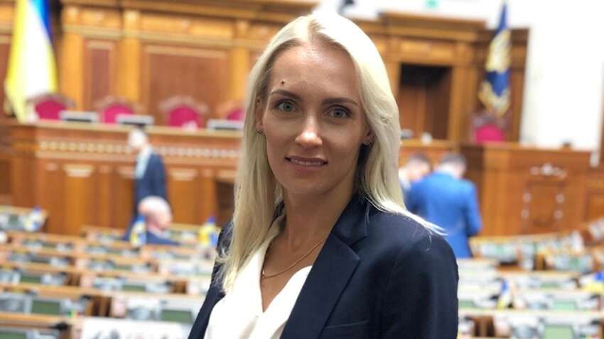 Вартість аксесуарів політиків вражає: які прикраси носить нардепка “Слуги народу” Вартість аксесуарів політиків вражає: які прикраси носить нардепка “Слуги народу”