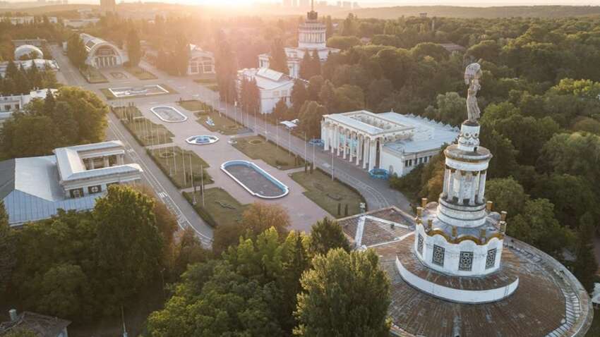 Миллионы гостей и закрытые данные об имуществе: как ВДНХ бьет рекорды посещаемости во время войны