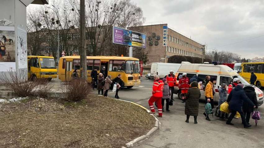 "Больничные" и "декретные": как получить украинцам соцвыплаты и стать на учет в других регионах