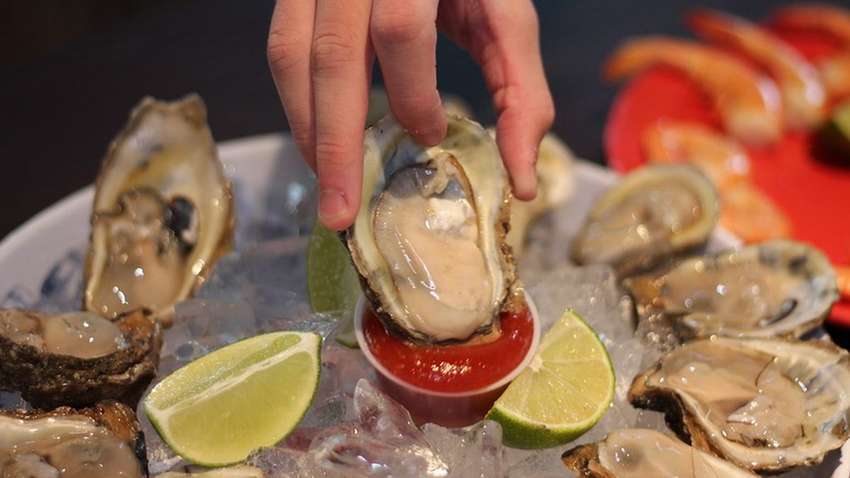 В США 54-летний мужчина скончался после того, как съел сырые устрицы
