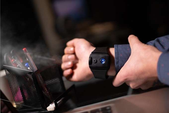 Вчені винайшли браслет-антисептик та показали як він працює Вчені винайшли браслет-антисептик та показали як він працює