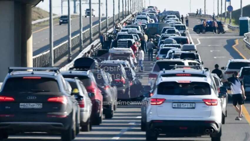 Паника в Крыму: сотни авто пытаются уехать с оккупированного полуострова Паника в Крыму: сотни авто пытаются уехать с оккупированного полуострова