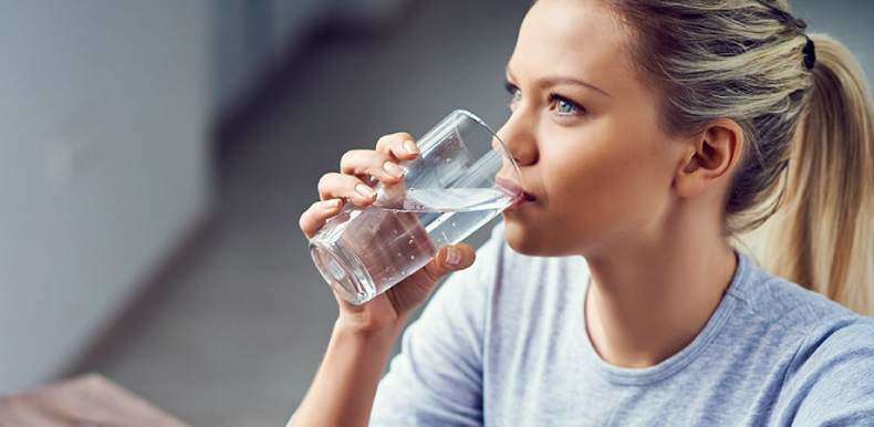 Диетолог рассказала, почему нельзя запивать еду во время приема пищи Диетолог рассказала, почему нельзя запивать еду во время приема пищи