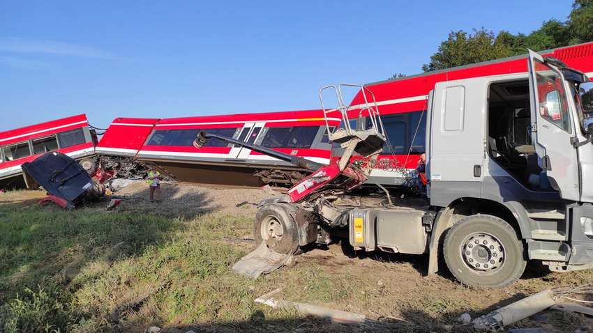 У Польщі пасажирський поїзд зійшов з рейок: є постраждалі (ФОТО)
