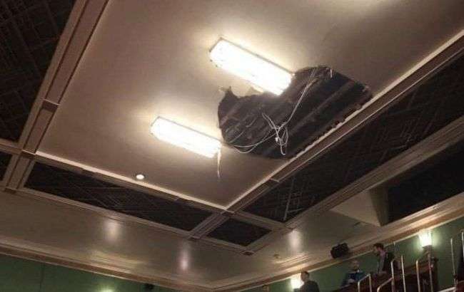 У театрі Лондона під час вистави на глядачів впала частина стелі