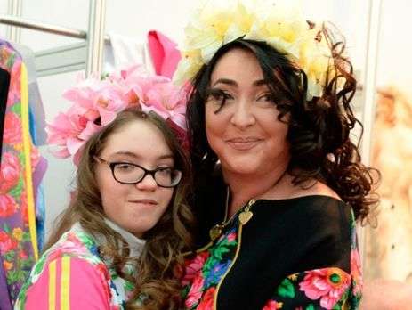 Певица Лолита, впервые за долгое время, показала дочь, страдающую психическим расстройством