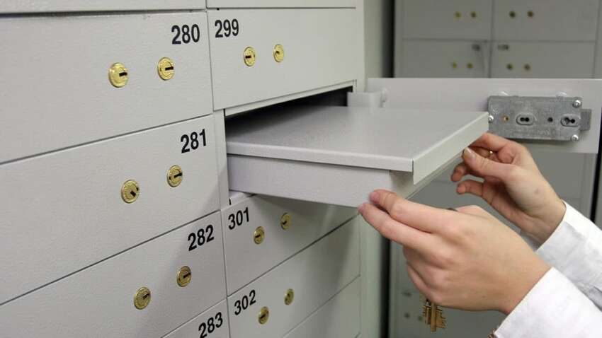 Налоговая сможет контролировать сейфы: Кабмин согласился на расширение доступа к банковским данным