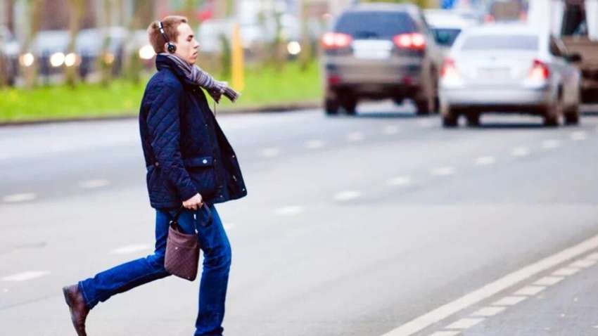 "Природний відбір в дії": в Мережі відреагували на ДТП за участю пішохода в Києві (ВІДЕО)