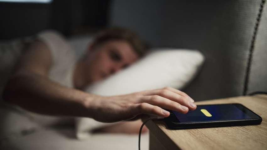 Чому небезпечно спати поряд з мобільним телефоном