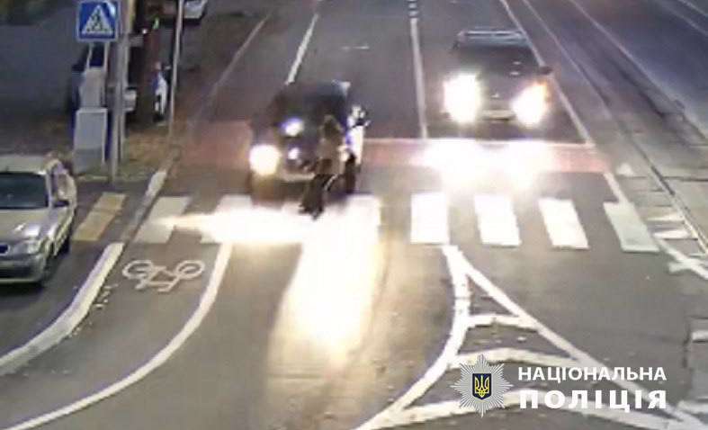 В Киеве нетрезвый водитель сбил на пешеходном переходе ребенка и скрылся с места ДТП В Киеве нетрезвый водитель сбил на пешеходном переходе ребенка и скрылся с места ДТП