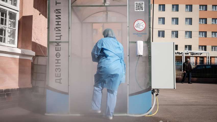 Відеофакт: у чернівецькій лікарні встановили антивірусний тунель з розпилювачем