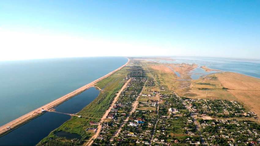 Оккупанты закрыли Арабатскую стрелку для гражданских: что происходит